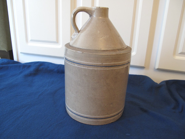 ANTIQUE STONEWARE CROCK JUG w. HANDLE - 1 gallon Whiskey in Arts & Collectibles in Guelph - Image 3