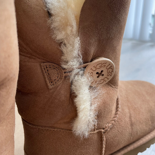 UGG Bailey Button II Women Winter Chestnut Boots  in Women's - Shoes in City of Toronto - Image 4