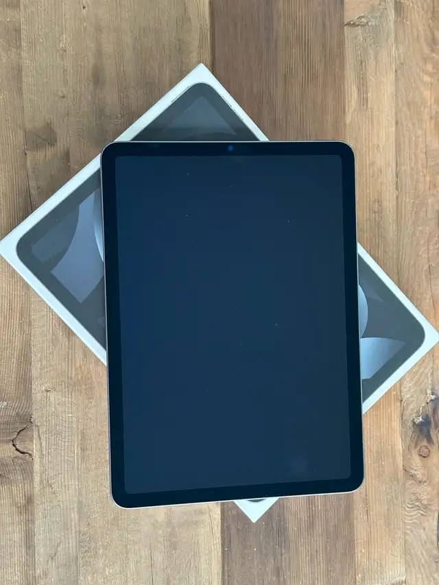 iPad Air 5th Gen 64GB + Magic Keyboard - Excellent Condition!62863734641282123