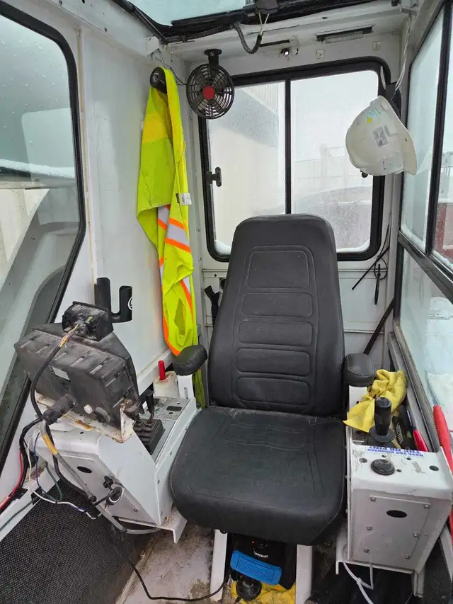 Crane Truck - 2012 Peterbilt  Altec AC 38-127 crane in Heavy Equipment in Calgary - Image 10