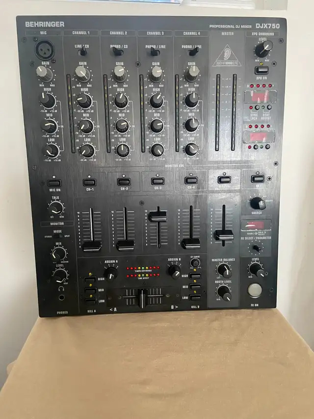 BEHRINGER DJX750 DJ MIXER in Performance & DJ Equipment in City of Toronto - Image 2
