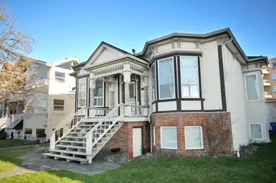 Private suite in restored heritage 6-plex located right across the street from the beautiful Dallas...