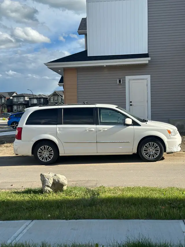 2013 Chrysler Town & Country  in Cars & Trucks in Edmonton - Image 6