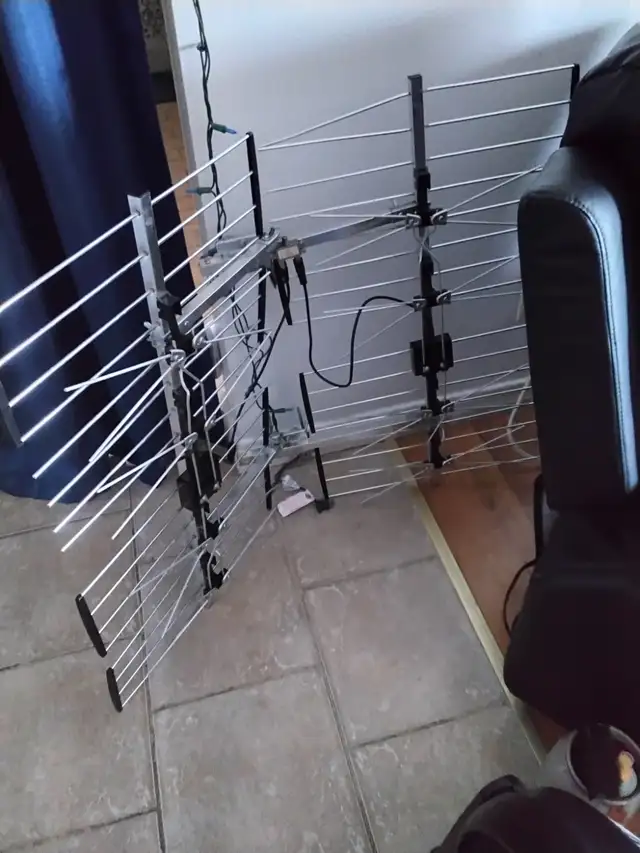 Antenne télé  exterieure in Video & TV Accessories in Sherbrooke - Image 2