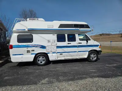 Dodge 3500 1997 5.9 lt 110 000 km Sièges pivotants Air climatisé Maxxair Auvent Frigo 12 volts, 120...