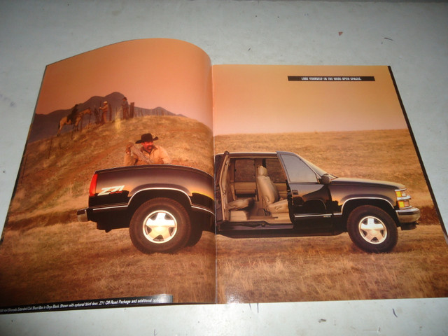 1998 CHEVROLET C/K PICKUPS SALES BROCHURE. CAN MAIL in Arts & Collectibles in Belleville - Image 3