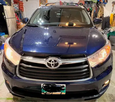 Private Sale The 2014 Toyota Highlander XLE, featuring leather seats, heated front seats, an 8-way p...