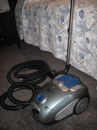 VACCUM CLEANER  AIR STREAM NEW WITH EXTRA LENTH HOSE