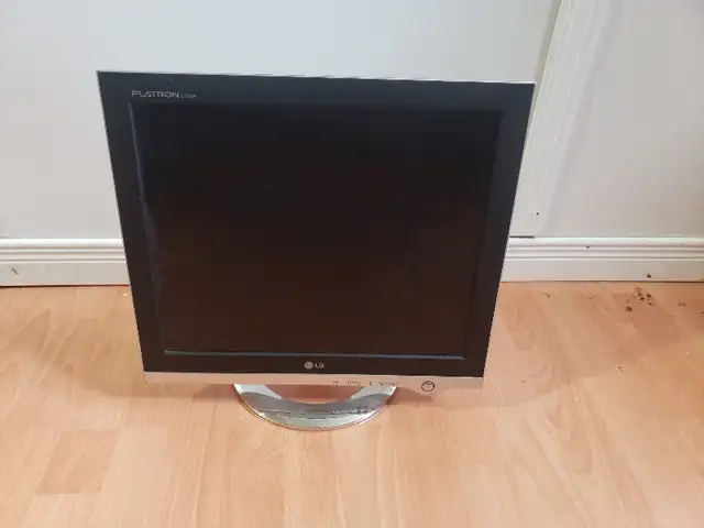 4 LCD COMPUTER MONITORS FOR SALE! $70- $80 EACH O.B.O in Monitors in Oshawa / Durham Region - Image 6