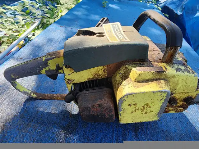 Pioneer P26 Easy Arc Starting Antique Gas Chainsaw 18 Inch Bar in Outdoor Tools & Storage in Windsor Region - Image 5