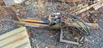 434 International believe to be 1973 Has chains 3point hitch, PTO aux hydraulics Front end loader,wo...