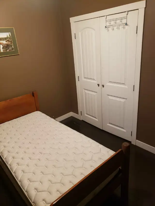 se mainfloor room available immediately