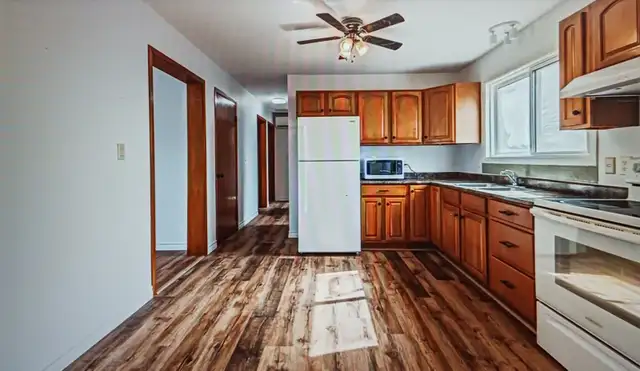 1 Room for rent in 3 bedroom house in Room Rentals & Roommates in Truro - Image 3