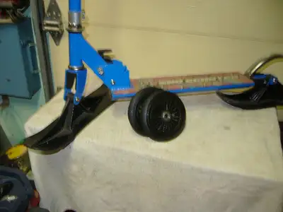 Snow Scooter. Peut etre covertit en trottinette l ete. Bleu/noir, View more