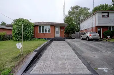 2 Beds 2 Bathrooms w/ Parking - FOR LEASE