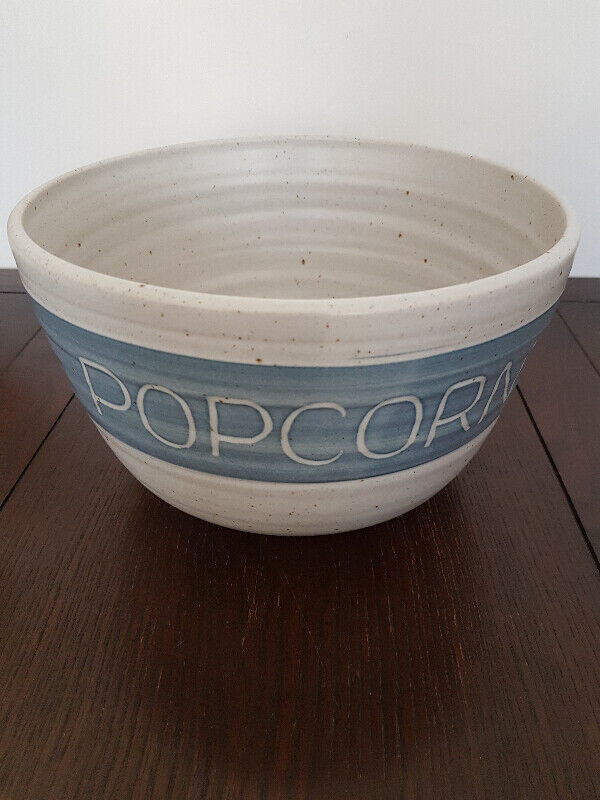ROSS HANDCRAFTS Stoneware Popcorn Bowl in Kitchen & Dining Wares in City of Toronto