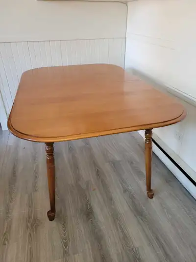 SET DE TABLE DE CUISINE COMME NEUF  À VENDRE, View more