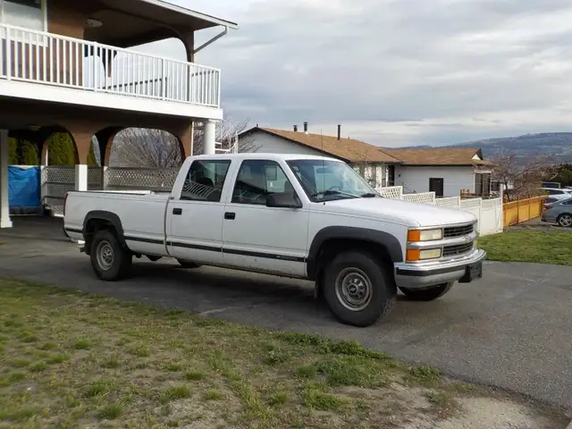 CHEVROLET 1 TON - 3500, CREW CAB, 8 FOOT BOX, WORK TRUCK! in Cars & Trucks in Kelowna - Image 2