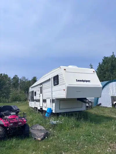 1995 sandpiper One slide Hide a bed, booth and table turn into a bed, master bedroom is a queen size...