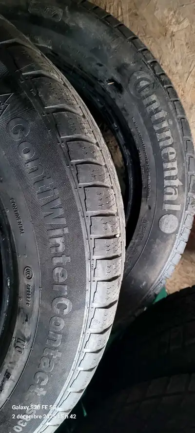 Premier arive ... J'ai un ensemble de quatre pneus d'hiver de dimensions spécifiées, parfaits pour a...