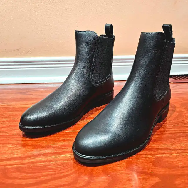 Thursday Boot Company Size 7.5 Women's Duchess Chelsea Boots in Women's - Shoes in Mississauga / Peel Region - Image 3