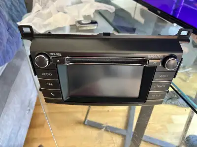 Upgrade or replace your vehicle audio system with this genuine pre-owned Toyota 86140-0R090 head uni...