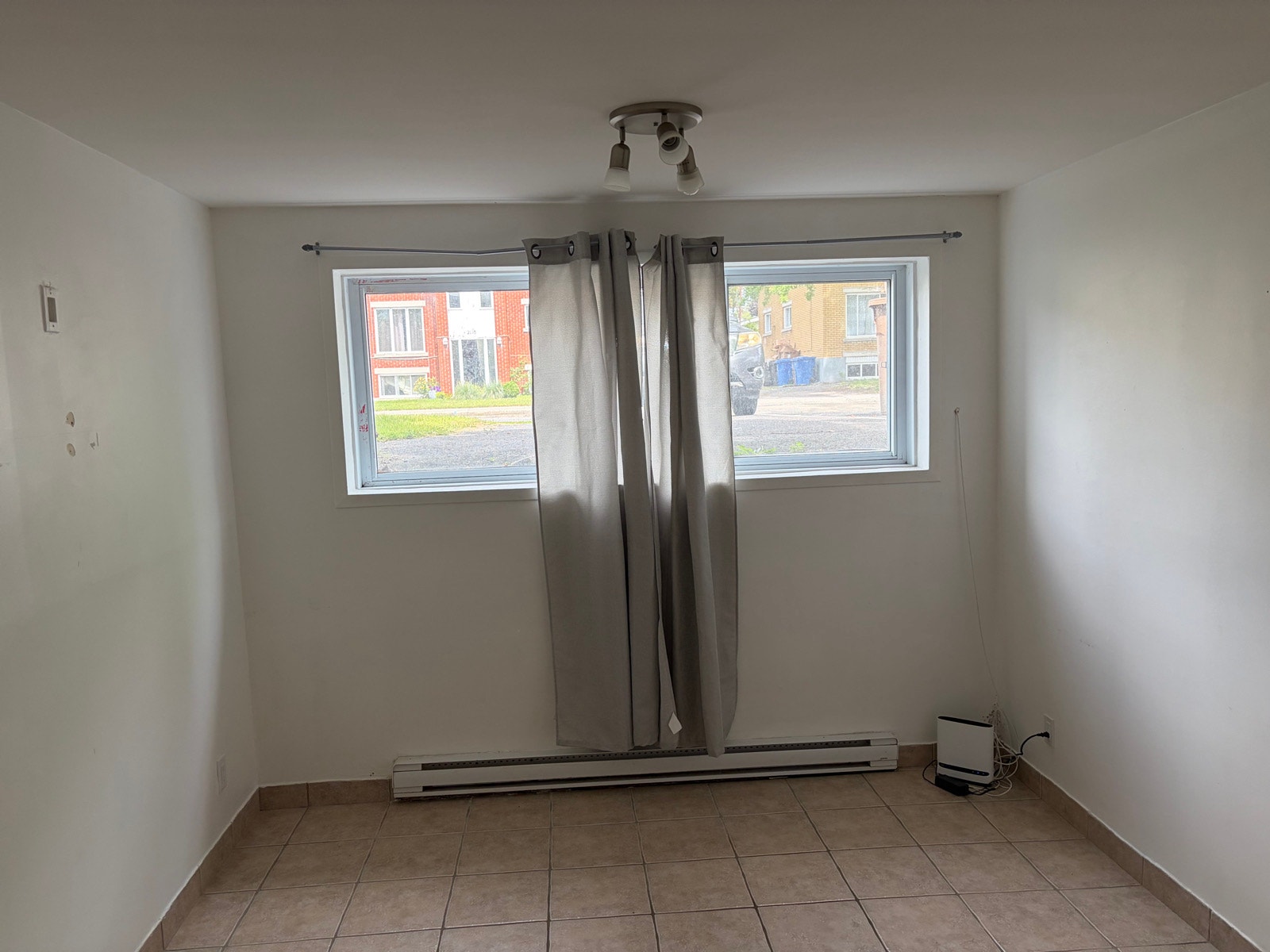 Beau grand 3 1/2 sous-sols electro et parking inclus 850$/mois — photo 2