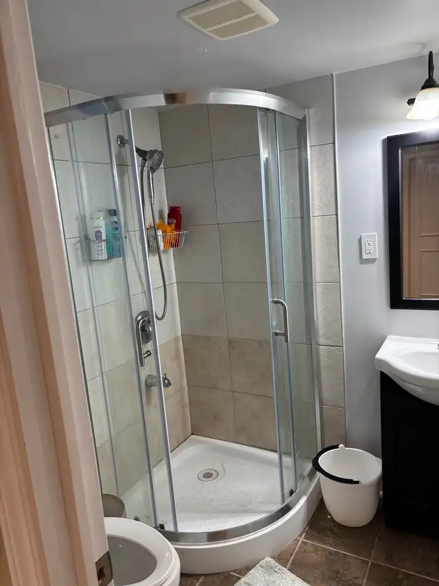 room for rent  in Room Rentals & Roommates in Oakville / Halton Region - Image 2