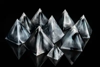 Pyramides décoratives en résine – style moderne noir & argent ✨, View more