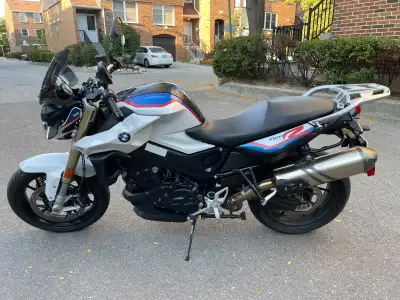 2017 BMW F800R. Excellent condition "naked" sport touring. Heated grips, Upgraded taller windscreen...