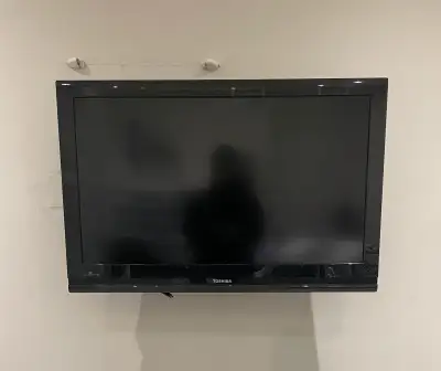 Used Toshiba 37RV525R 37" 1080p HD LCD TV Great condition Comes with wall Mount (Not a Smart TV, rem...
