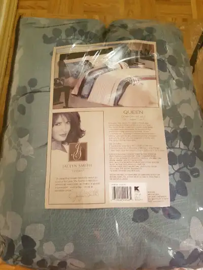 Jaclyn Smith Queen Size Comforter Set, View more