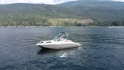 2009 Regal 2520 with Volvo Penta 8.1 2009 E-Z loader Tandem Trailer Boat has never left Sicamous 425...