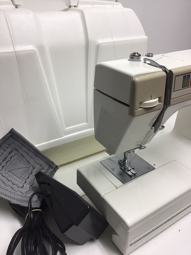 L-372 model NEW HOME PORTABLE SEWING MACHINE  in Hobbies & Crafts in Hamilton - Image 4
