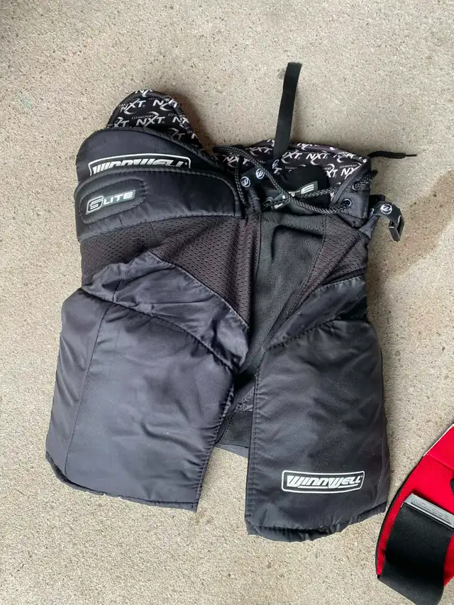 STAND UP HOCKEY BAG WITH HOCKEY EQUIPMENT FOR YOUTH in Hockey in City of Toronto - Image 7