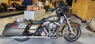 For sale 2016 Harley Davidson Street Glide Special $18,500 71,685 kms - one lady owner Lowered 1". I...