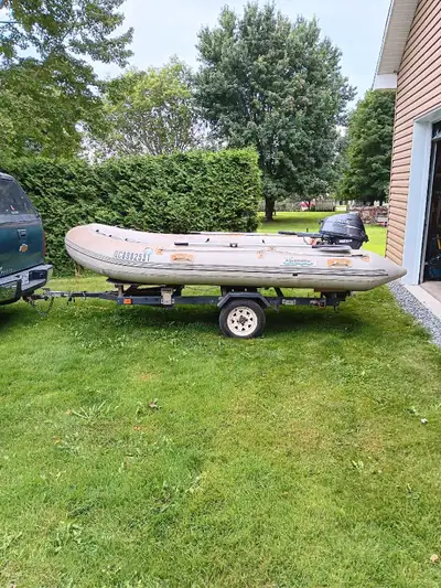 Bateau style Zodiac 12 pieds + moteur 20hp Yamaha 4 temps avec remorque roue de secours. launching w...