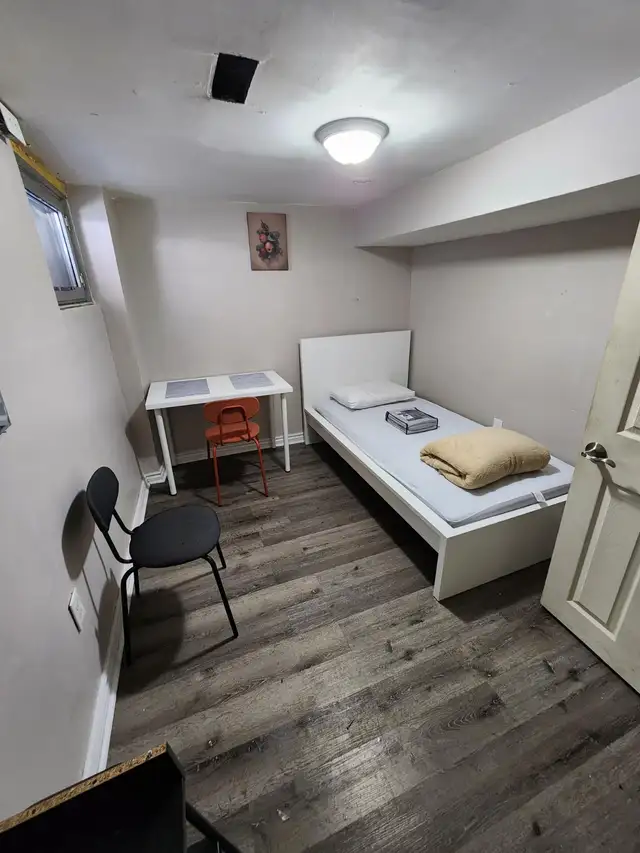 Nice room, all inclusive, near subway, Mt. Pleasant and Eglinton