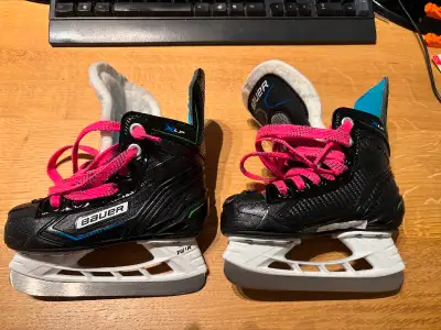 Bauer X-LP skates Youth Size 8 Used for 3 months Comes with white laces only, pink laces will be rem...