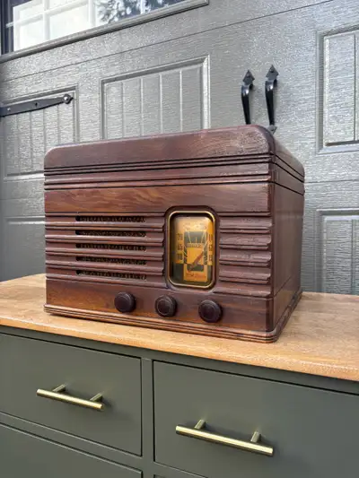 1939/1940 RCA VR41 record player. Made in Montreal. Not working, needs repair. Pick up location in O...