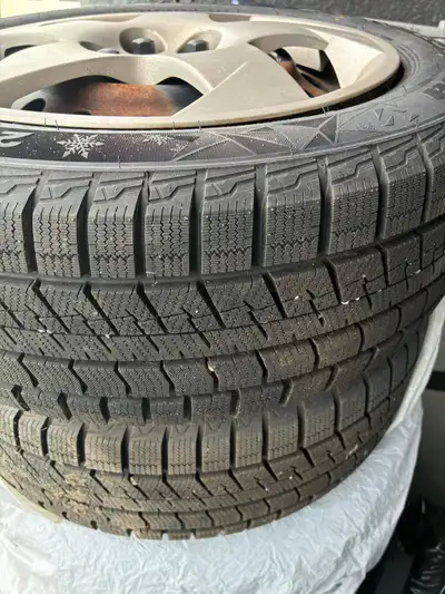 Pneus ont parcouru moins de 500km en raison d’un changement d’auto. Bon pour encore 3 hiver Avec rim...