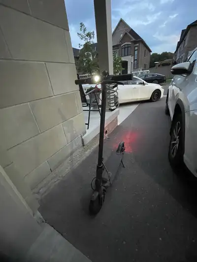 FULLY WORKING ELECTRIC SCOOTER CHARGER INCLUDED MI.COM BRAND call: 437-601-7695 if interested