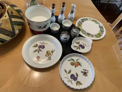 COLLECTION OF BEAUTIFUL EVESHAM ROYAL WORCESTER DINNER WARE, View more