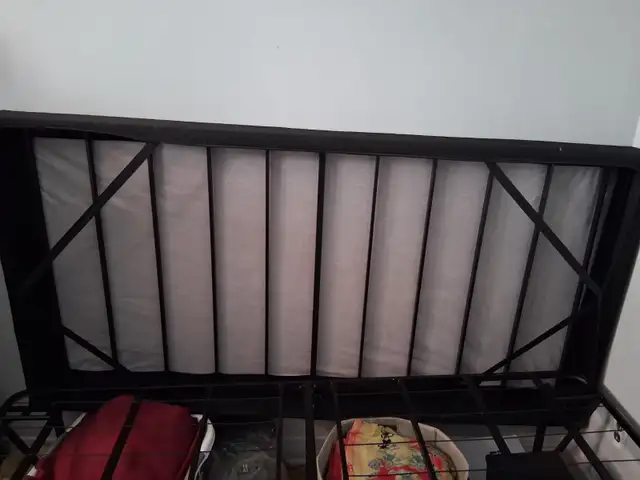 BASE DE LIT EN MÉTAL,  PEUT ÊTRE UTILISÉ COMME UN LIT.  CONFORTA in Beds & Mattresses in City of Montréal - Image 7