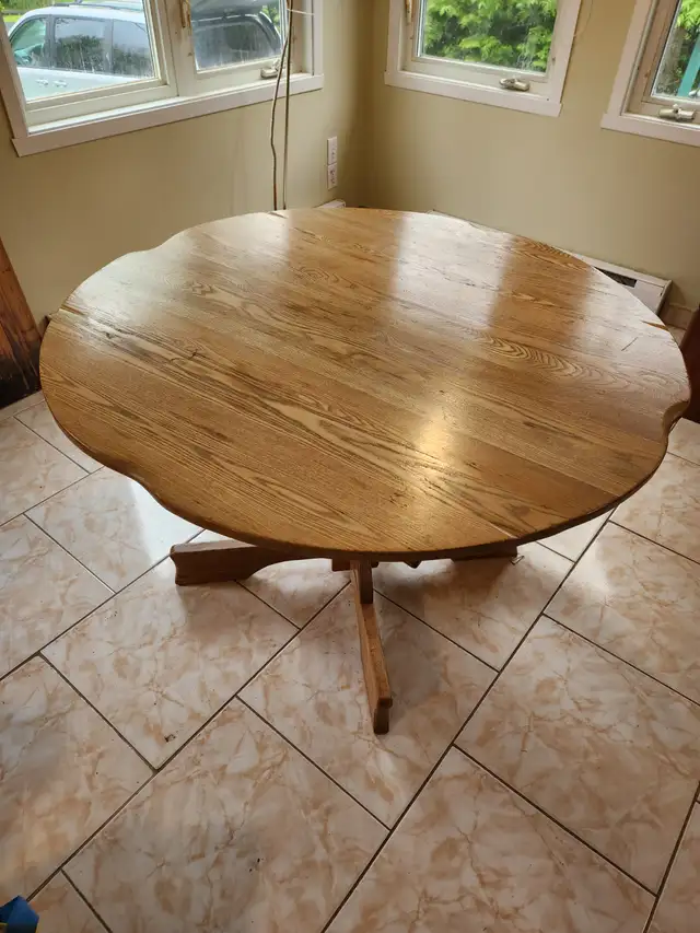 Kitchen table and four chairs62863267005058127