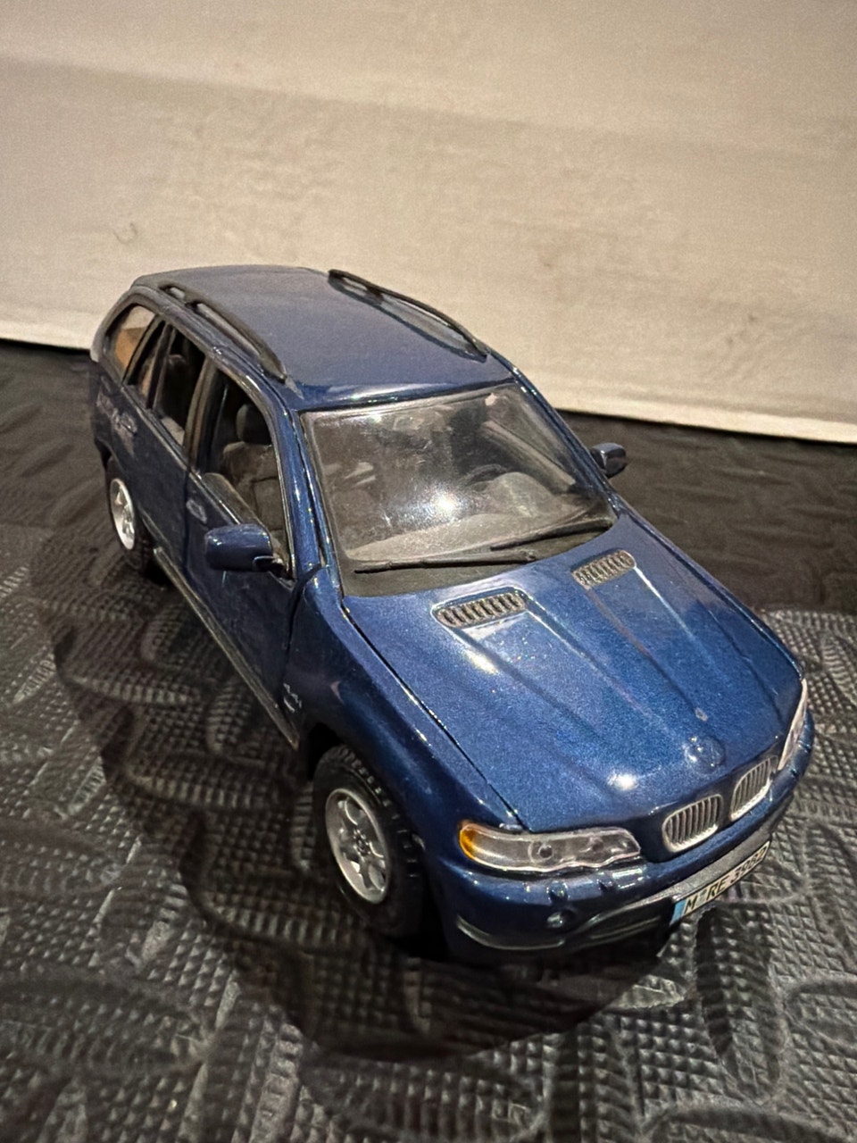 Maisto BMW X5 1:24 Scale Diecast Model Car - Dark Blue SUV | Arts ...