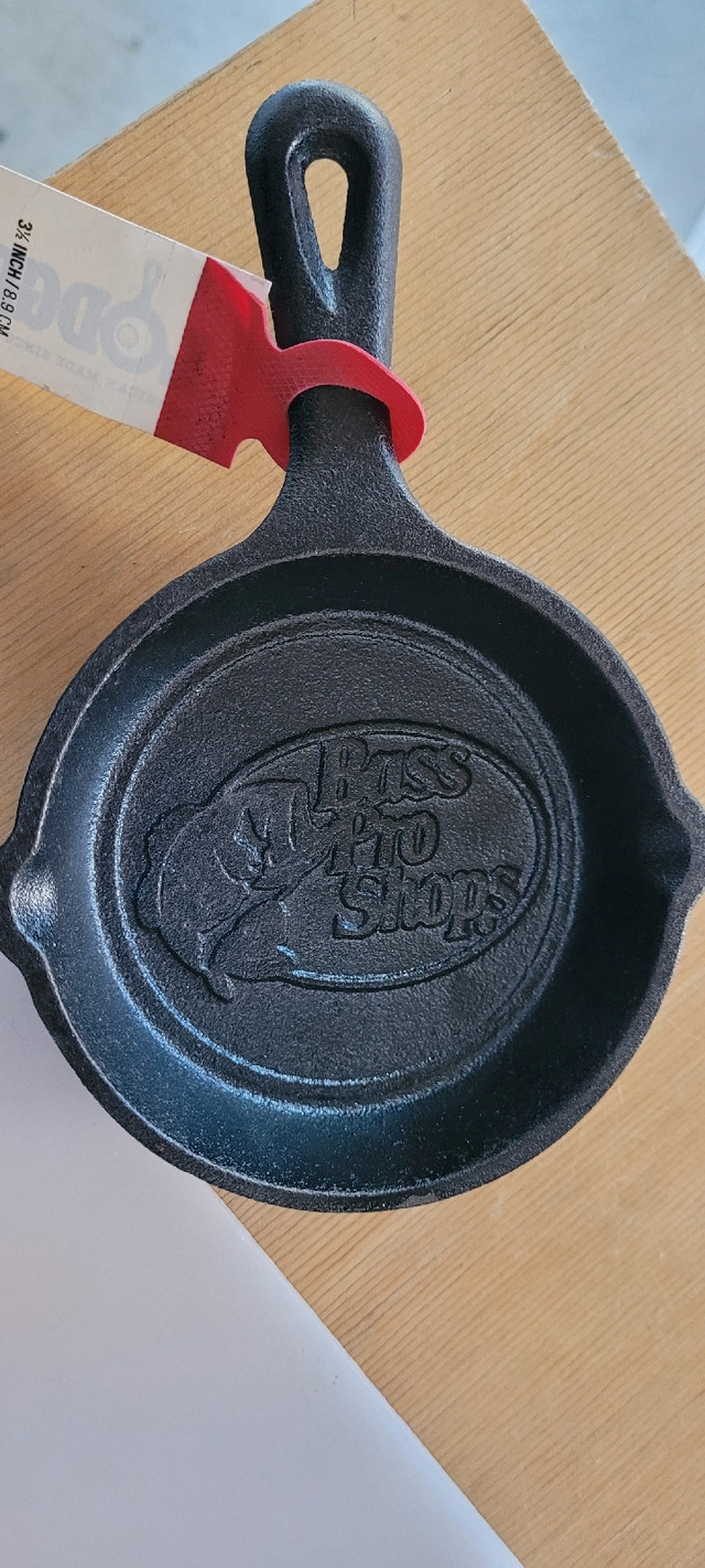 New Mini Lodge 3.5" Bass Pro Shops cast iron skillet/spoon rest in Kitchen & Dining Wares in City of Halifax - Image 2