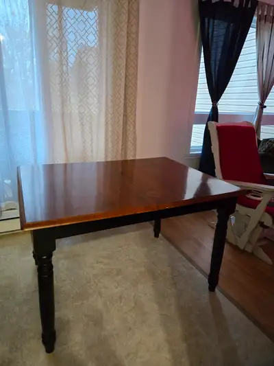 Table de cuisine usagée en bois 47 x 36 plus rallonge de 12 pouces, voir photos.