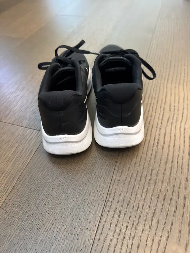 youth size 5.5 Nike Star Runner Shoe in Kids & Youth in St. Albert - Image 3