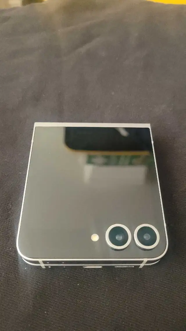 Unlocked Samsung Galaxy Z Flip6 5G – 256GB in Cell Phones in Richmond - Image 7